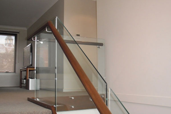 Mẹo vệ sinh cầu thang kính